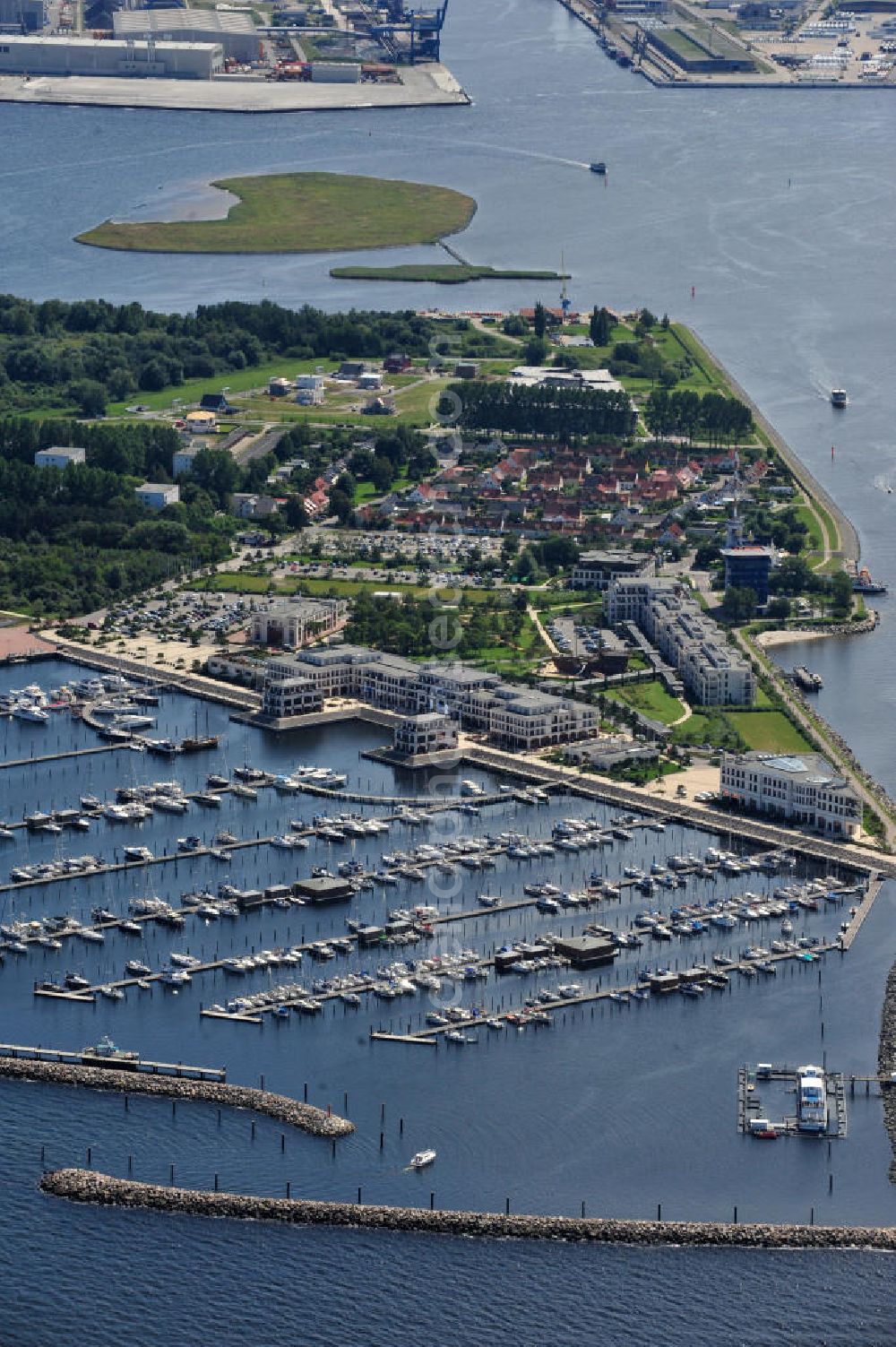 Aerial photograph Rostock Hohe Dühne - Blick auf den Yachthafen Hohe Düne mit der gleichnamigen Yachthafenresidenz an der Ostseeküste. View the marina Hohe Düne near Warnemünde.