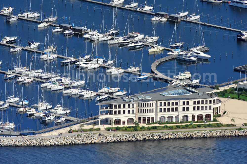 Aerial photograph Rostock Hohe Dühne - Blick auf den Yachthafen Hohe Düne mit der gleichnamigen Yachthafenresidenz an der Ostseeküste. View the marina Hohe Düne near Warnemünde.