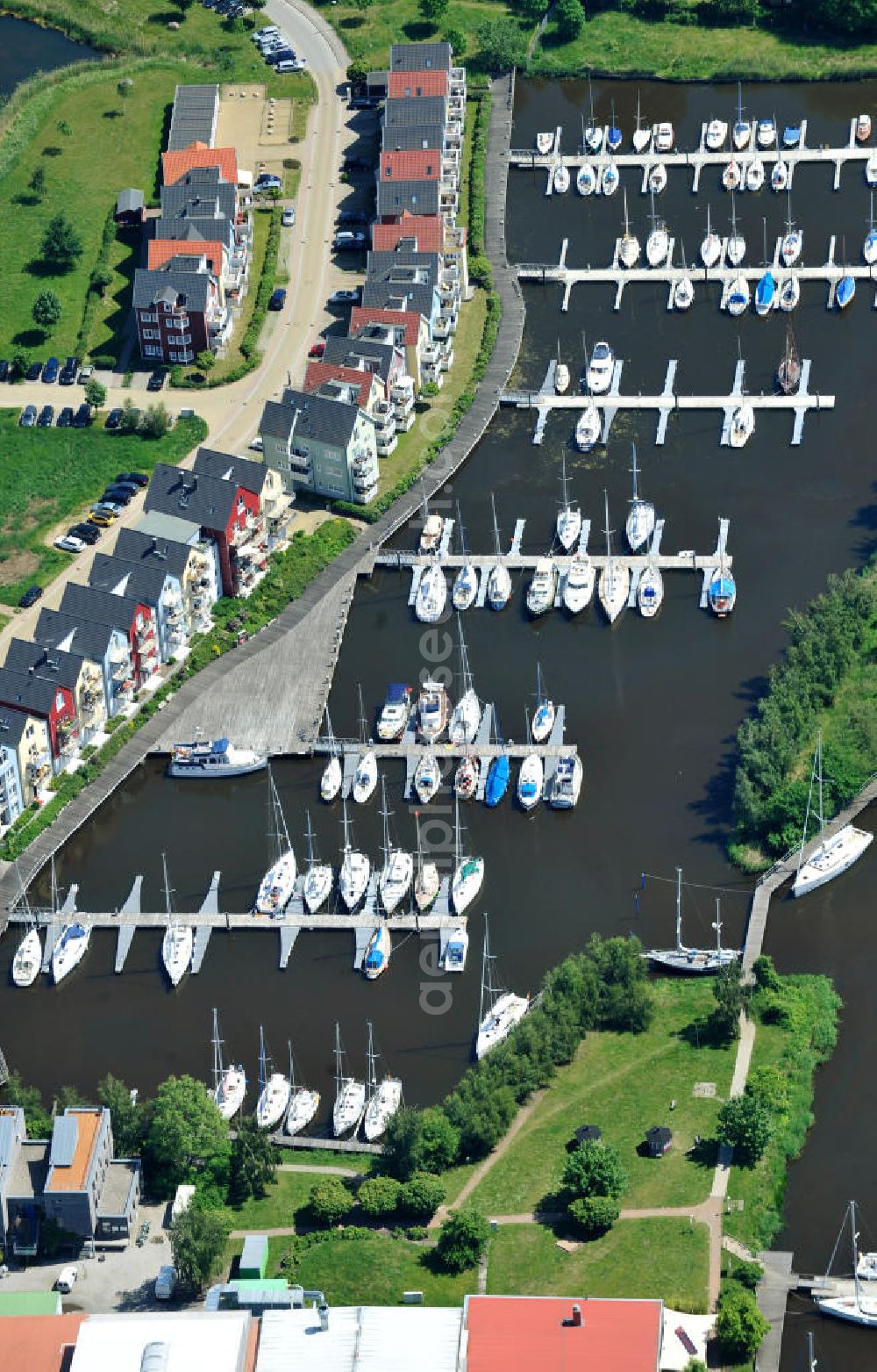 Aerial photograph Hansestadt Greifswald - Yachthafen Marina am Ryck und das Skandinavische Dorf am Nordufer an der Holzteichstraße in Greifswald / Mecklenburg-Vorpommern. Yacht harbour Marina at the Ryck and the Scandinavian village at the north bank in Greifswald / Mecklenburg-Western Pomerania. HanseYachts AG