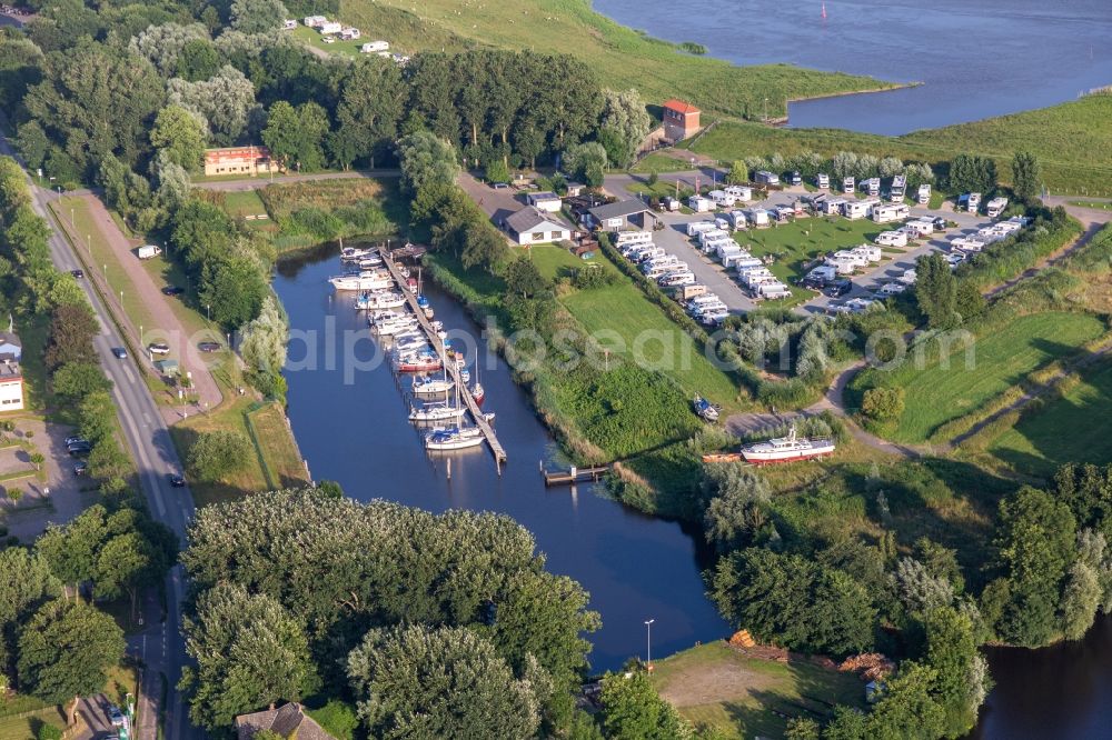 Aerial photograph Friedrichstadt - Pleasure boat marina of Motorbootclub Westkueste e.V. with docks and moorings on the shore area of Westersielzug in Friedrichstadt in the state Schleswig-Holstein, Germany