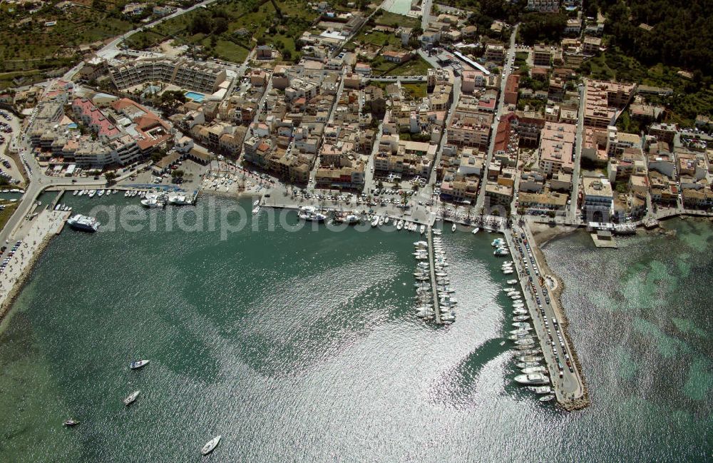 Port d’Andratx from above - Der Hafen von Port d’Andratx auf Mallorca. Hier ankern Yachten und Fischerboote an den Bootsstegen. The harbor of Port d’Andratx on Majorca.