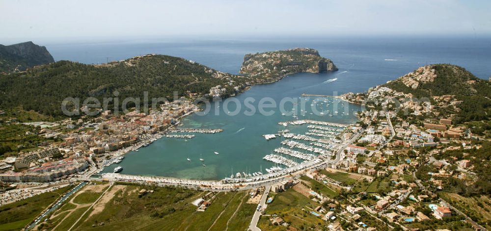 Port d’Andratx from the bird's eye view: Der Hafen von Port d’Andratx auf Mallorca. Hier ankern Yachten und Fischerboote an den Bootsstegen. The harbor of Port d’Andratx on Majorca.