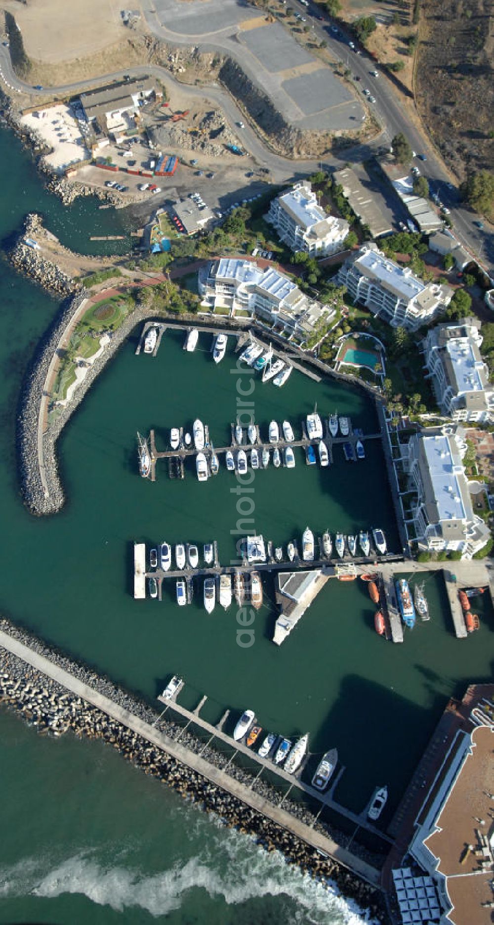 Kapstadt / Cap Town from the bird's eye view: Blick auf den Yachthafen am Radisson Blu Waterfront Hotel Cape Town. The marina on Blu Radisson Waterfront Hotel Cape Town.