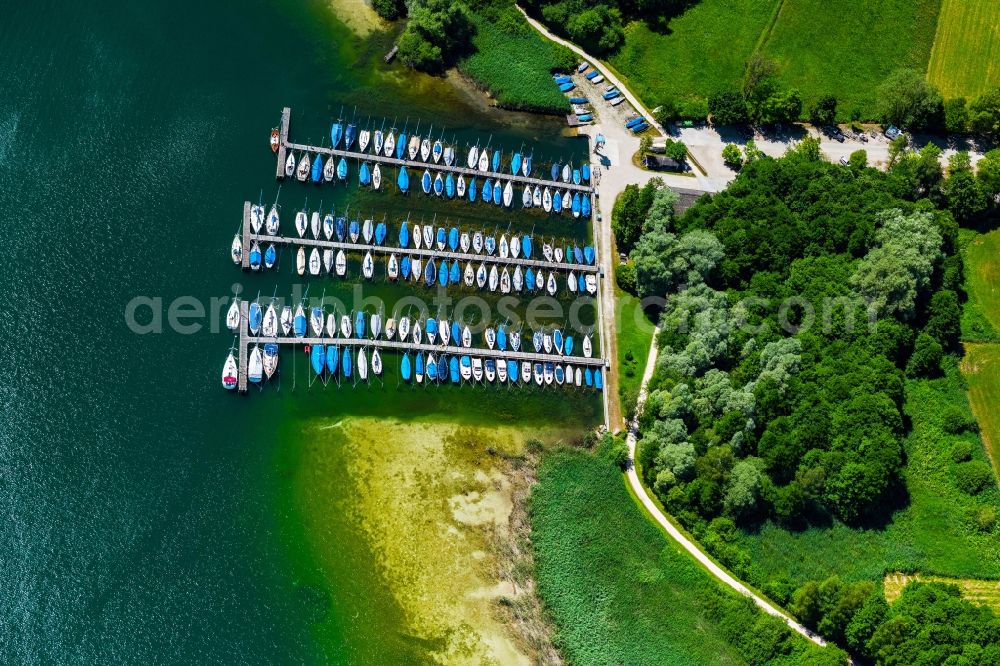 Aerial photograph Breitbrunn am Chiemsee - Pleasure boat marina with docks and moorings on the shore area Jell Yachthafen on Koenigstrasse in Breitbrunn am Chiemsee in the state Bavaria, Germany