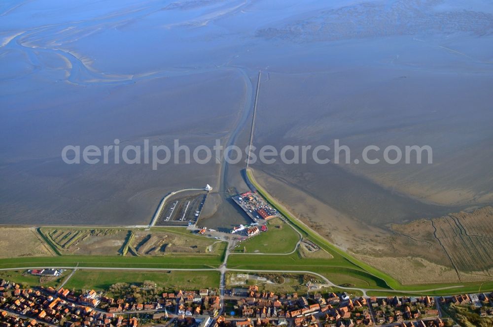 Juist from the bird's eye view: Pleasure boat marina with docks and moorings on the shore area in Juist in the state Lower Saxony