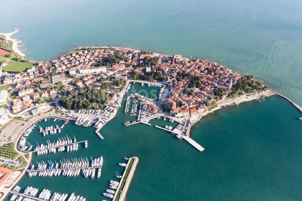 Aerial photograph Novigrad - Pleasure boat marina with docks and moorings on the shore area of the Adriatic sea and old town of Novigrad in Istirien - Istarska zupanija, Croatia