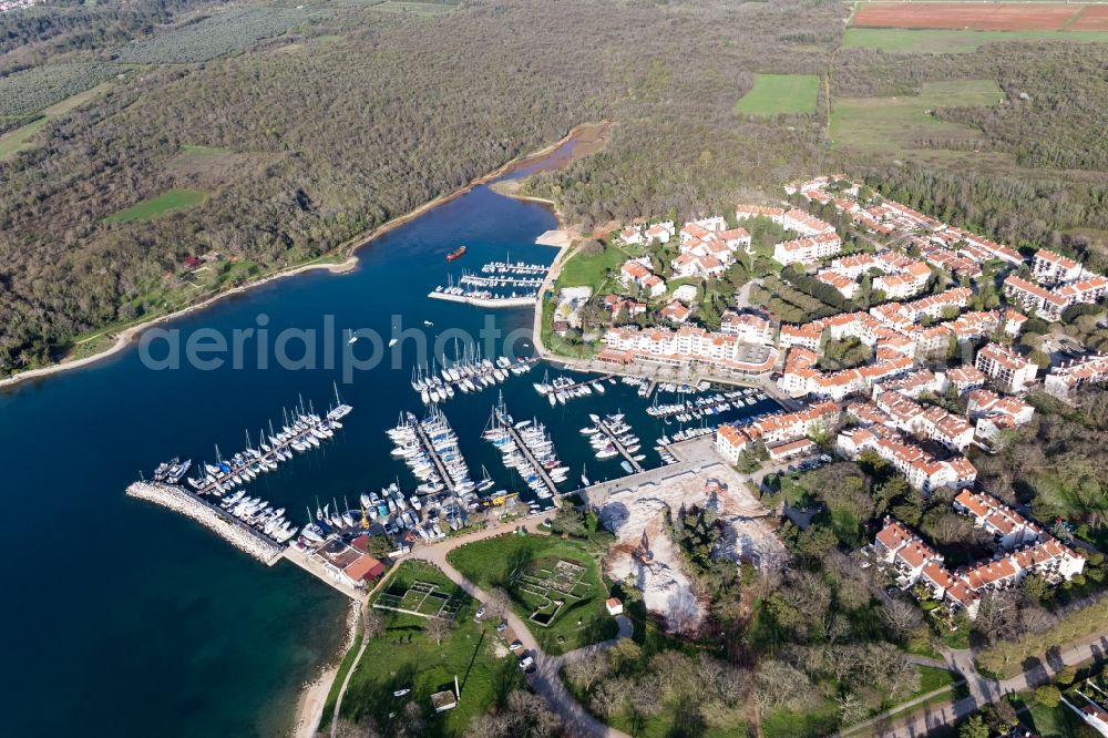 ?ervar-porat from the bird's eye view: Pleasure boat marina with docks and moorings on the shore area of the Adriatic sea in Ae?ervar-porat in Istarska zupanija, Croatia