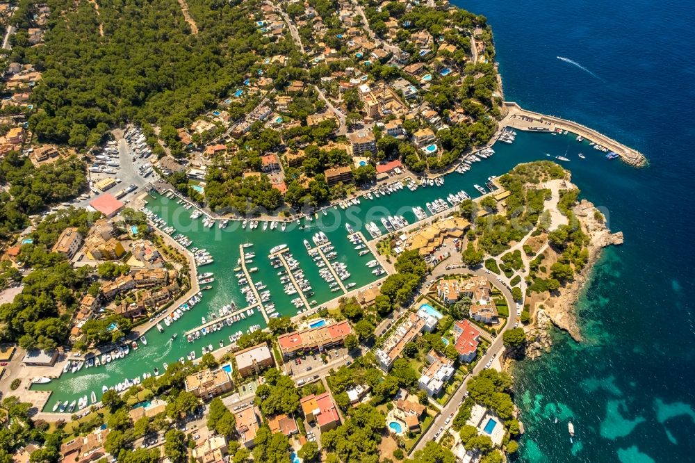 Aerial photograph Santa Ponsa - Pleasure boat marina with docks and moorings on the shore area of Balearic Sea in Santa Ponsa in Islas Baleares, Spain