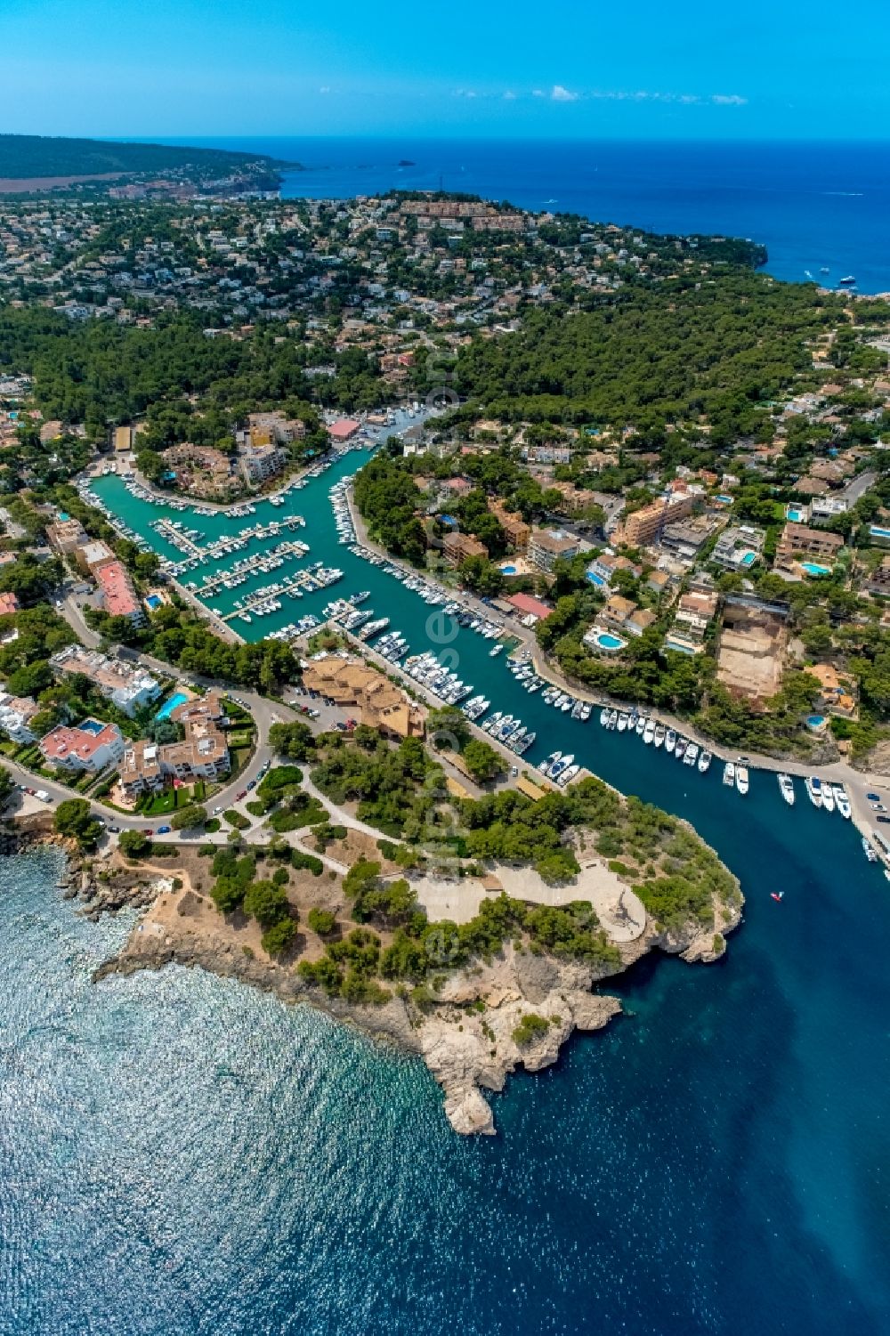 Aerial photograph Santa Ponsa - Pleasure boat marina with docks and moorings on the shore area of Balearic Sea in Santa Ponsa in Islas Baleares, Spain