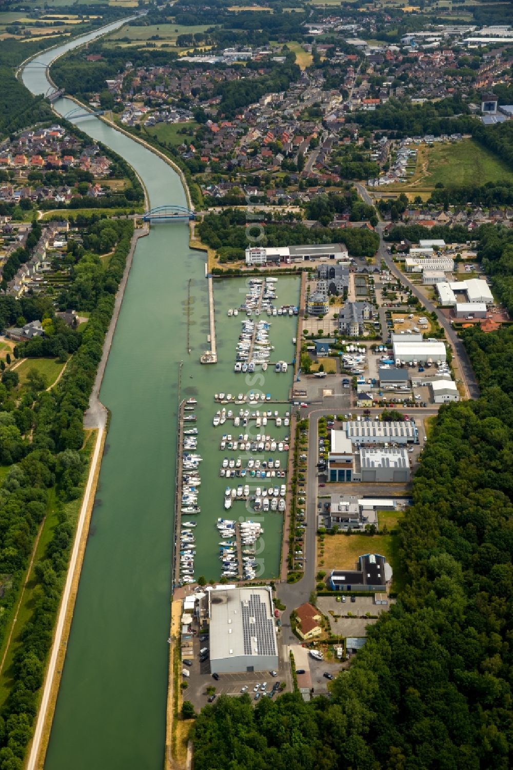 Aerial photograph Bergkamen - Pleasure boat marina with docks and moorings on the shore area in Bergkamen in the state North Rhine-Westphalia