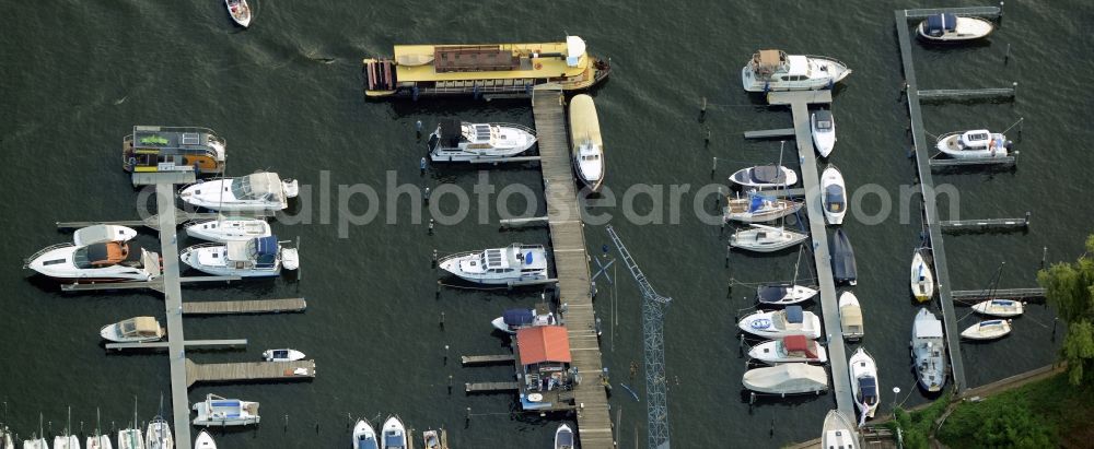 Aerial photograph Berlin - Pleasure boat marina with docks and moorings on the shore area in Berlin in Germany