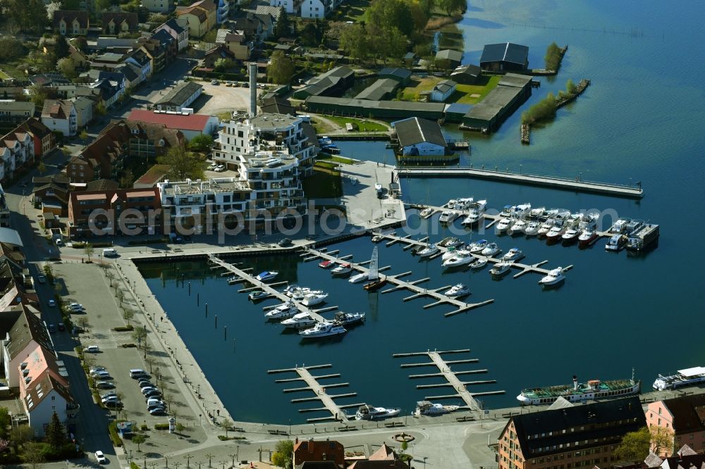 Aerial photograph Waren (Müritz) - Pleasure boat marina with docks and moorings on the shore area of Binnenmueritz in Waren (Mueritz) in the state Mecklenburg - Western Pomerania, Germany