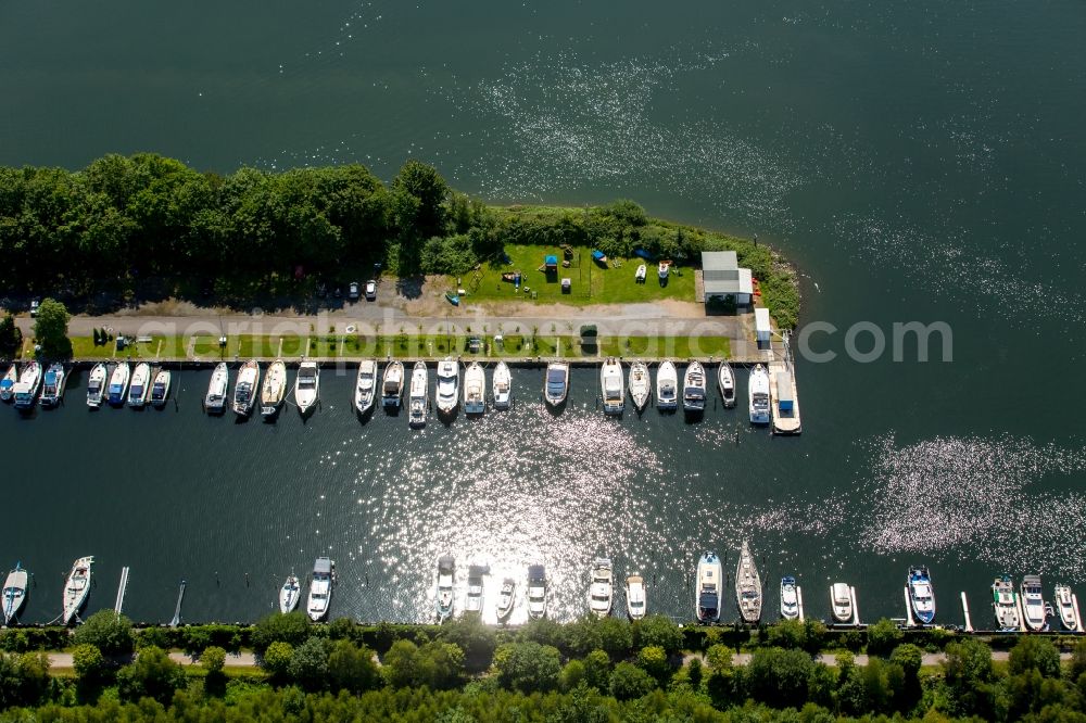 Aerial photograph Castrop-Rauxel - Pleasure boat marina with docks and moorings on the shore area of the Rhein-Herne-Kanal in Castrop-Rauxel in the state North Rhine-Westphalia