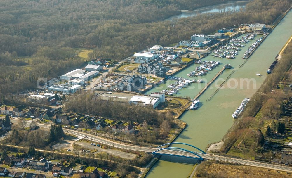 Rünthe from above - Pleasure boat marina with docks and moorings on the shore area of Datteln-Hamm-Kanal in Ruenthe in the state North Rhine-Westphalia, Germany