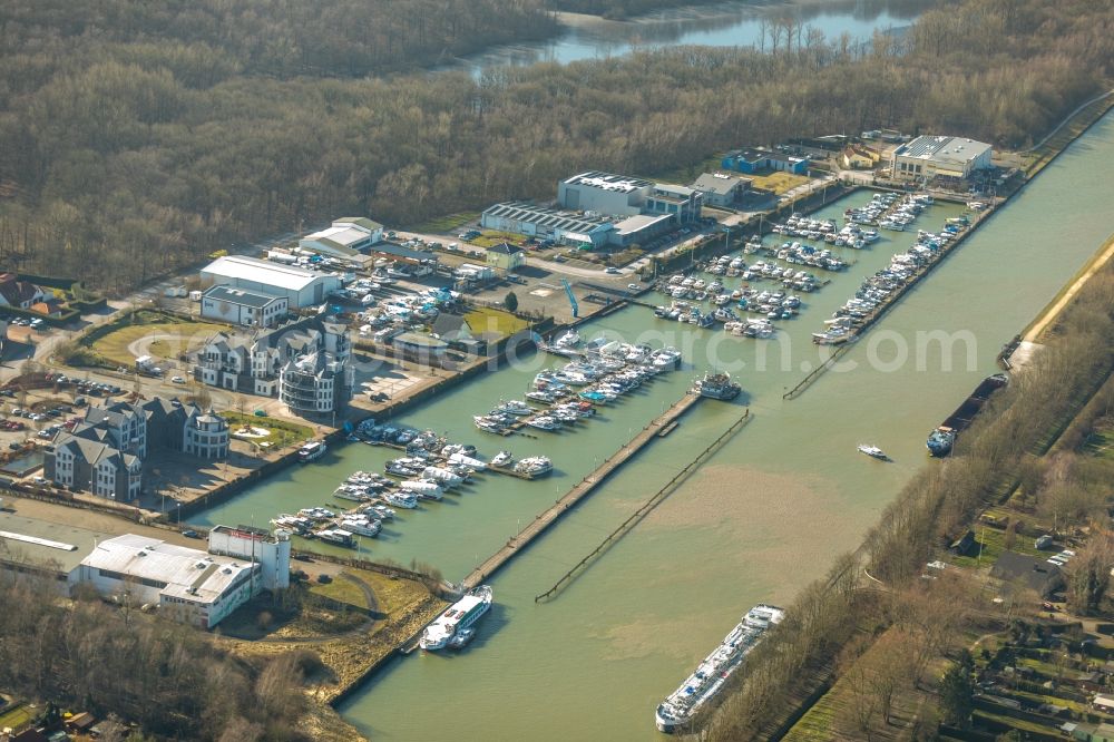 Rünthe from the bird's eye view: Pleasure boat marina with docks and moorings on the shore area of Datteln-Hamm-Kanal in Ruenthe in the state North Rhine-Westphalia, Germany