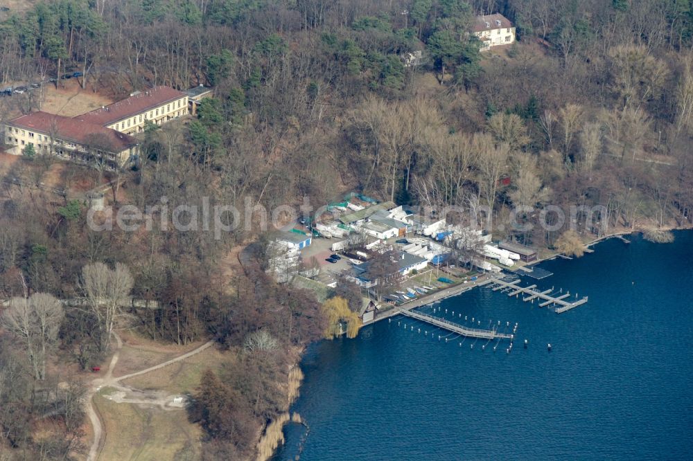 Aerial photograph Berlin - Pleasure boat marina with docks and moorings on the shore area German - British yachtclub in the district Kladow Bezirk Spandau in Berlin