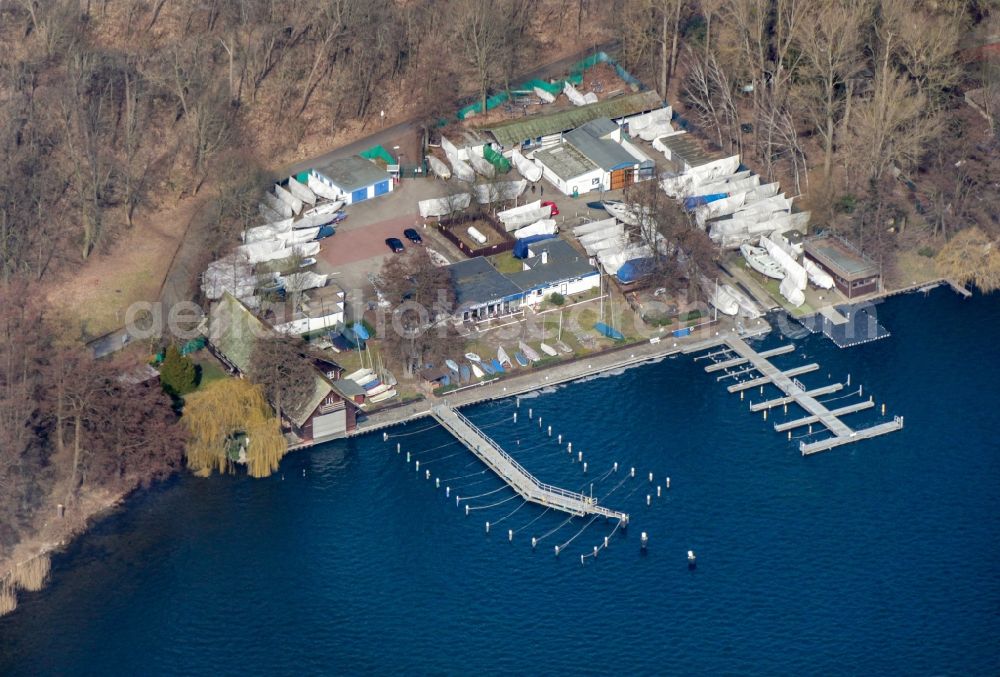 Berlin from the bird's eye view: Pleasure boat marina with docks and moorings on the shore area German - British yachtclub in the district Kladow Bezirk Spandau in Berlin