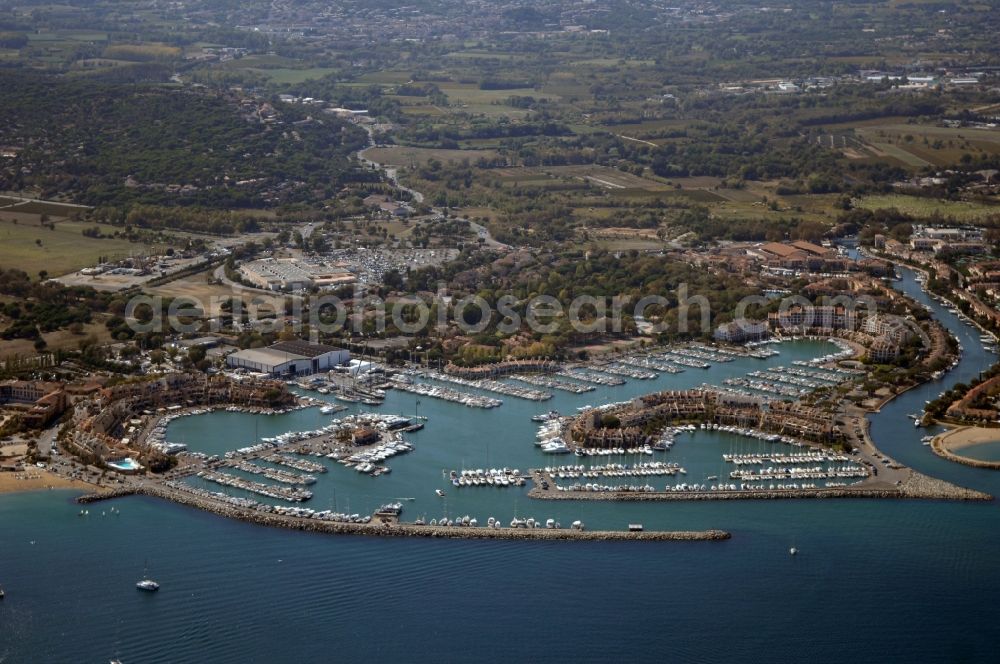 Aerial photograph Cogolin - Pleasure boat marina with docks and moorings on the shore area of Golfe de Saint-Tropez in Cogolin in Provence-Alpes-Cote d'Azur, France