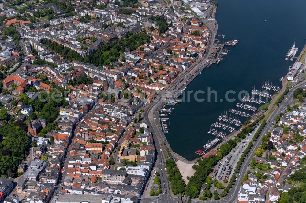 Aerial photograph Flensburg - Pleasure boat marina with docks and moorings on the shore area of Hafenspitze in Flensburg in the state Schleswig-Holstein, Germany