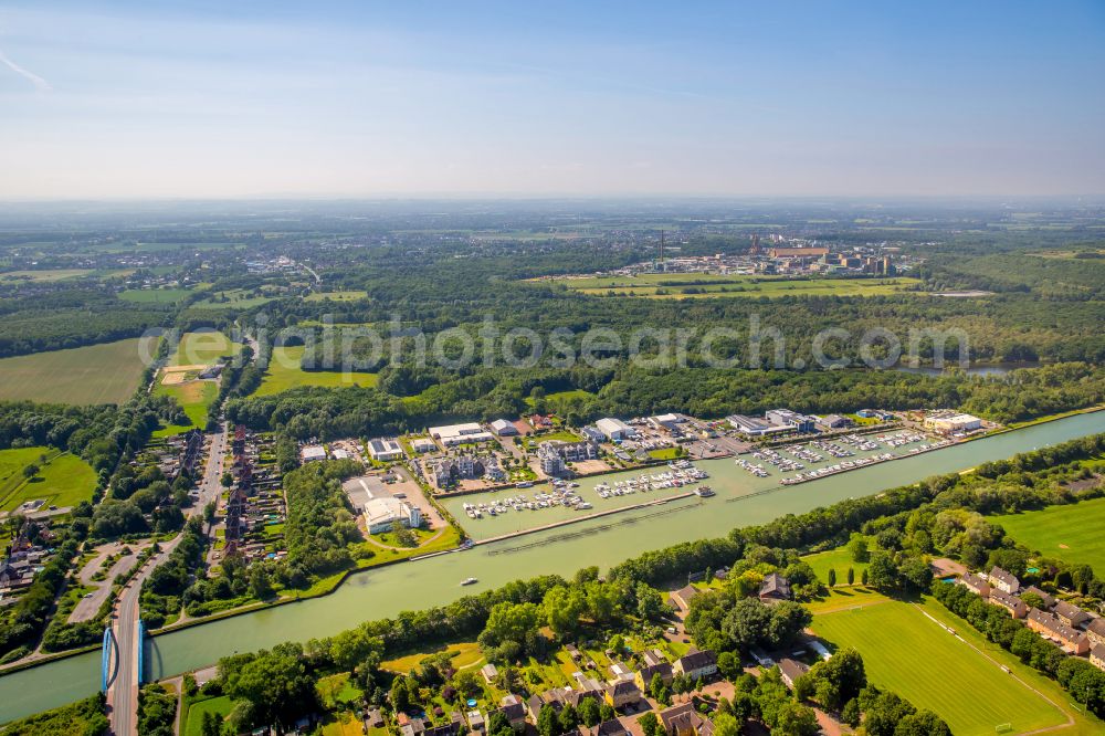 Aerial photograph Bergkamen - Pleasure boat marina with docks and moorings on the shore area on Hafenweg in the district Ruenthe in Bergkamen at Ruhrgebiet in the state North Rhine-Westphalia, Germany