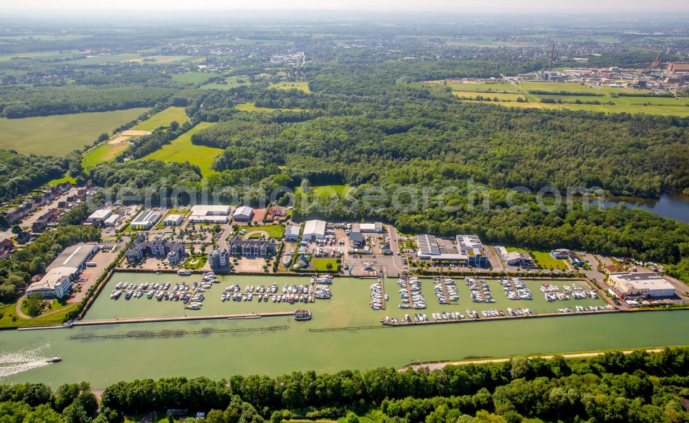 Bergkamen from above - Pleasure boat marina with docks and moorings on the shore area on Hafenweg in the district Ruenthe in Bergkamen at Ruhrgebiet in the state North Rhine-Westphalia, Germany