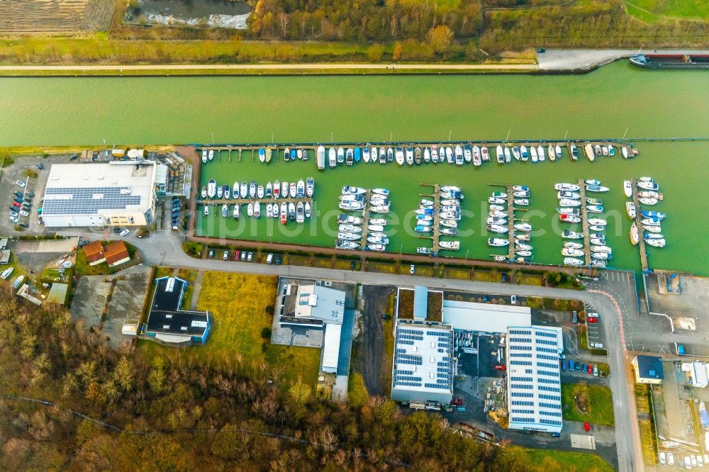 Aerial photograph Bergkamen - Pleasure boat marina with docks and moorings on the shore area on Hafenweg in the district Ruenthe in Bergkamen in the state North Rhine-Westphalia, Germany