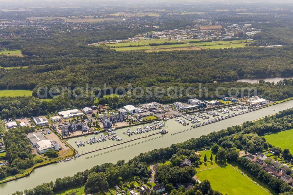 Bergkamen from the bird's eye view: Pleasure boat marina with docks and moorings on the shore area on Hafenweg in the district Ruenthe in Bergkamen at Ruhrgebiet in the state North Rhine-Westphalia, Germany