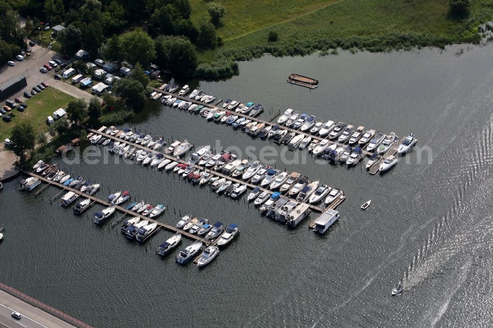 Aerial photograph Werder (Havel) - Pleasure boat marina with docks and moorings on the shore area the Havel in the district Toeplitz in Werder (Havel) in the state Brandenburg, Germany