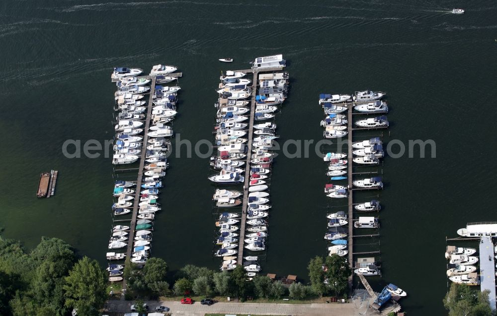 Aerial photograph Werder (Havel) - Pleasure boat marina with docks and moorings on the shore area the Havel in the district Toeplitz in Werder (Havel) in the state Brandenburg, Germany