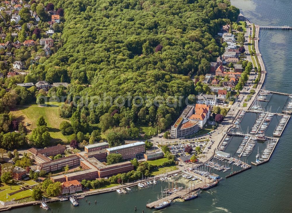 Aerial photograph Kiel - Pleasure boat marina with docks and moorings on the shore area Kiel- Duesternbrook in Kiel in the state Schleswig-Holstein, Germany