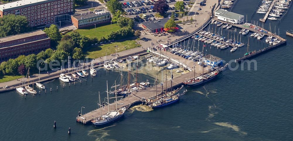 Aerial image Kiel - Marina with sports boat moorings and boat berths on the shore area Kiel-Duesternbrook on the street Kiellinie in Kiel in the state Schleswig-Holstein, Germany. Home port of the Kiel Yacht Club ( KYC )