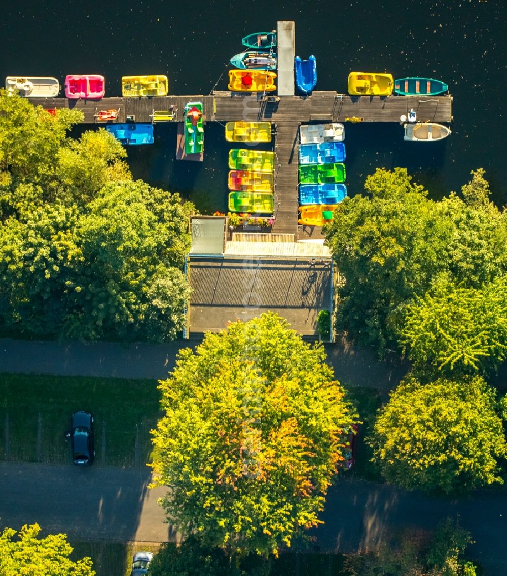 Aerial photograph Duisburg - Pleasure boat marina with docks and moorings on the shore area Mansurensee in Duisburg in the state North Rhine-Westphalia