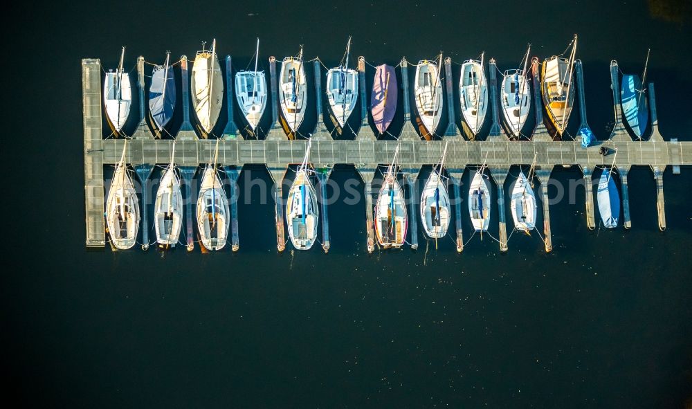 Duisburg from above - Pleasure boat marina with docks and moorings on the shore area Mansurensee in Duisburg in the state North Rhine-Westphalia