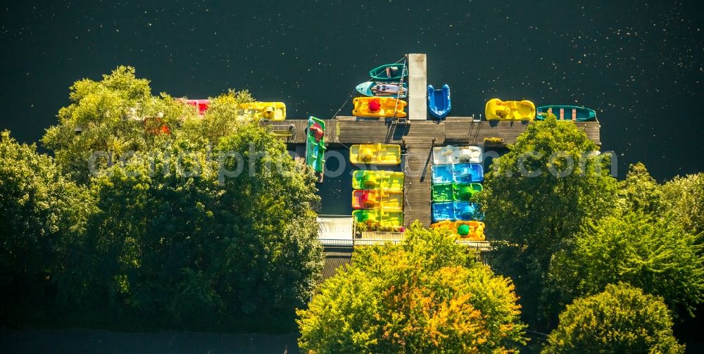 Duisburg from the bird's eye view: Pleasure boat marina with docks and moorings on the shore area Mansurensee in Duisburg in the state North Rhine-Westphalia