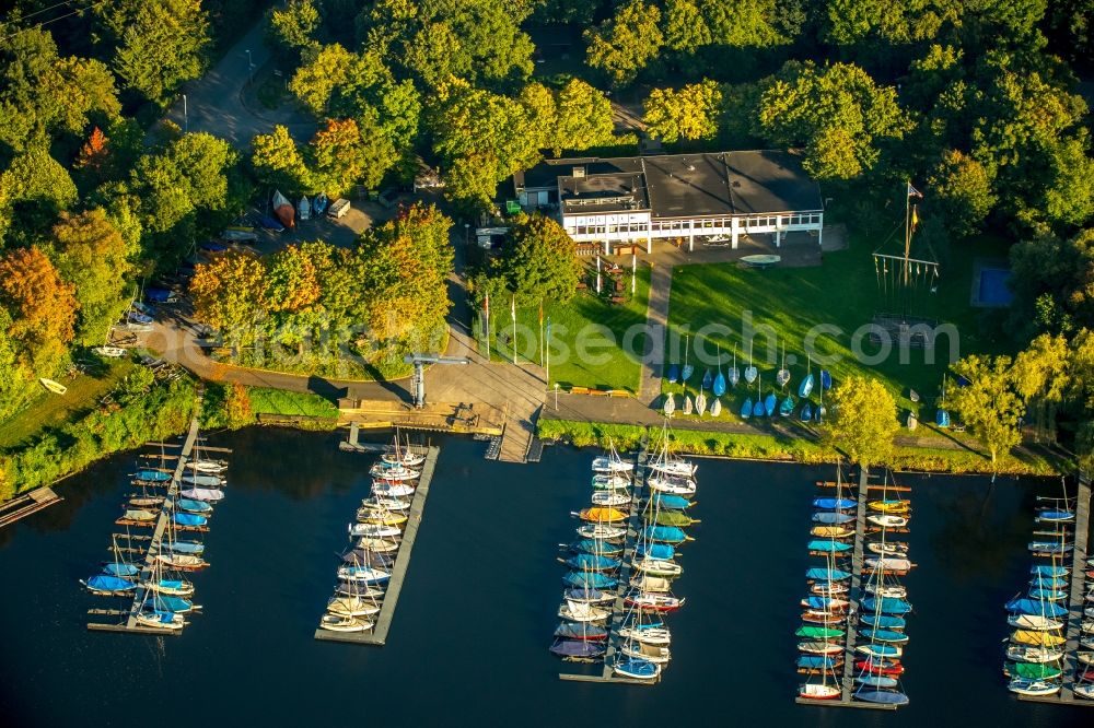 Aerial image Duisburg - Pleasure boat marina with docks and moorings on the shore area Mansurensee in Duisburg in the state North Rhine-Westphalia