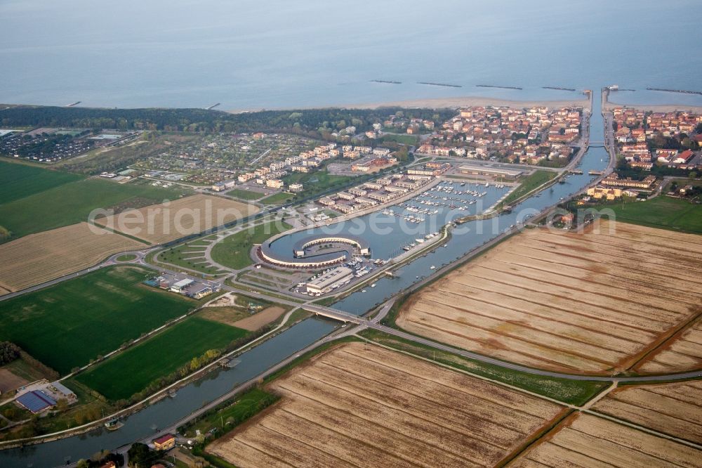 Aerial photograph Casalborsetti - Pleasure boat marina with docks and moorings on the shore area Marina di Porto Reno in Casalborsetti in Emilia-Romagna, Italy