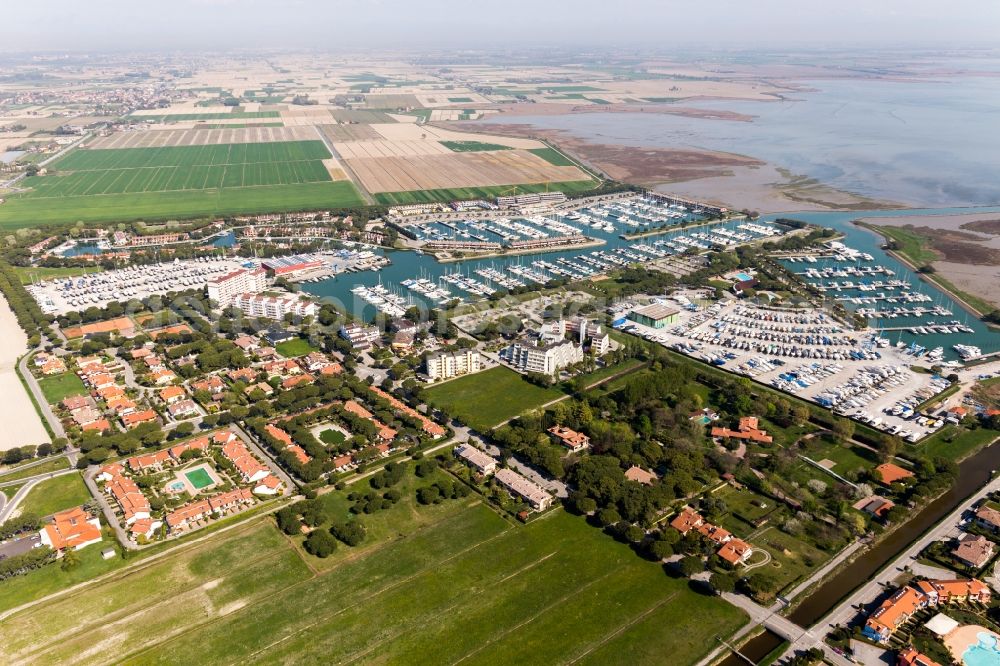 Aerial photograph Bevazzana - Pleasure boat marina with docks and moorings on the shore area of Marina Punta Gabbiani Aprilia Marittima in the district Aprilia Marittima in Bevazzana in Friuli-Venezia Giulia, Italy