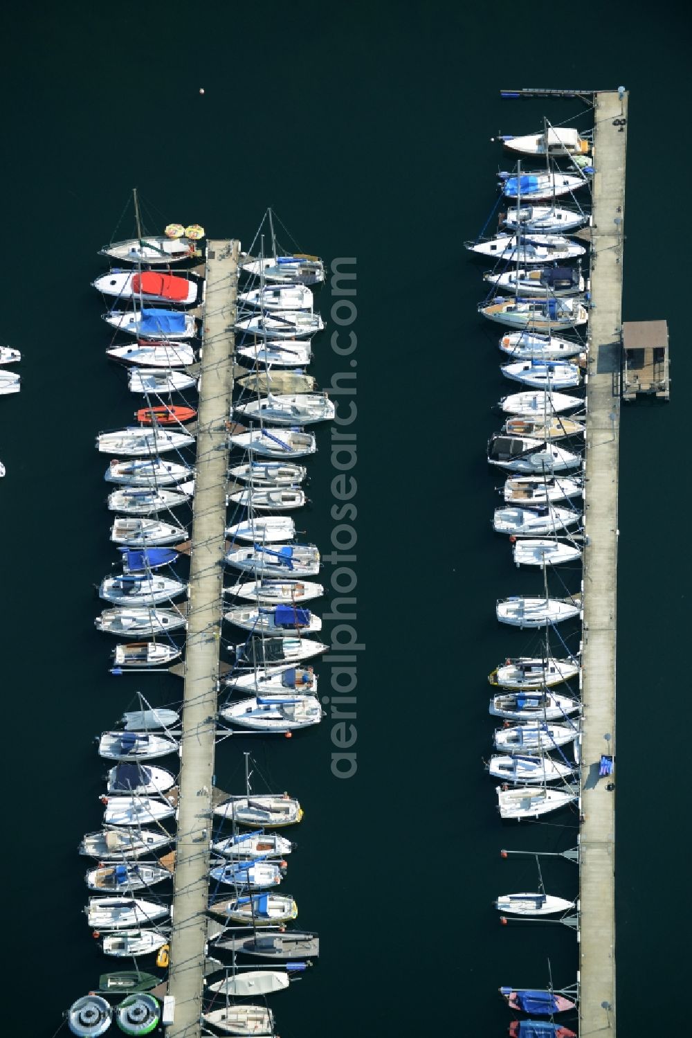 Markkleeberg from the bird's eye view: Pleasure boat marina with docks and moorings on the shore area in Markkleeberg in the state Saxony