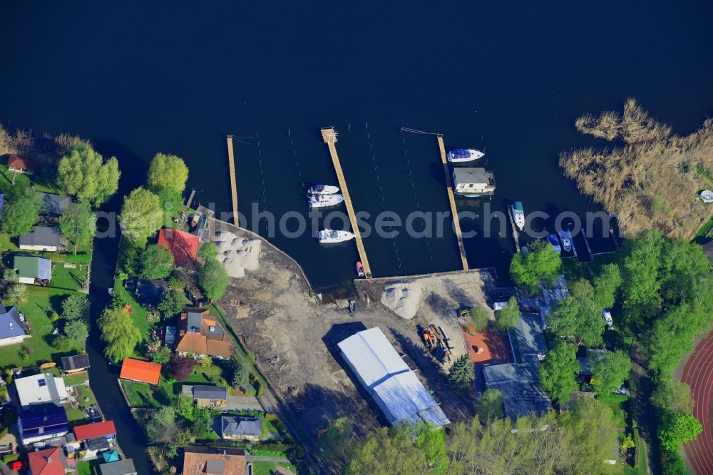 Aerial photograph Berlin - Pleasure boat marina with docks and moorings on the shore area in Berlin in Germany