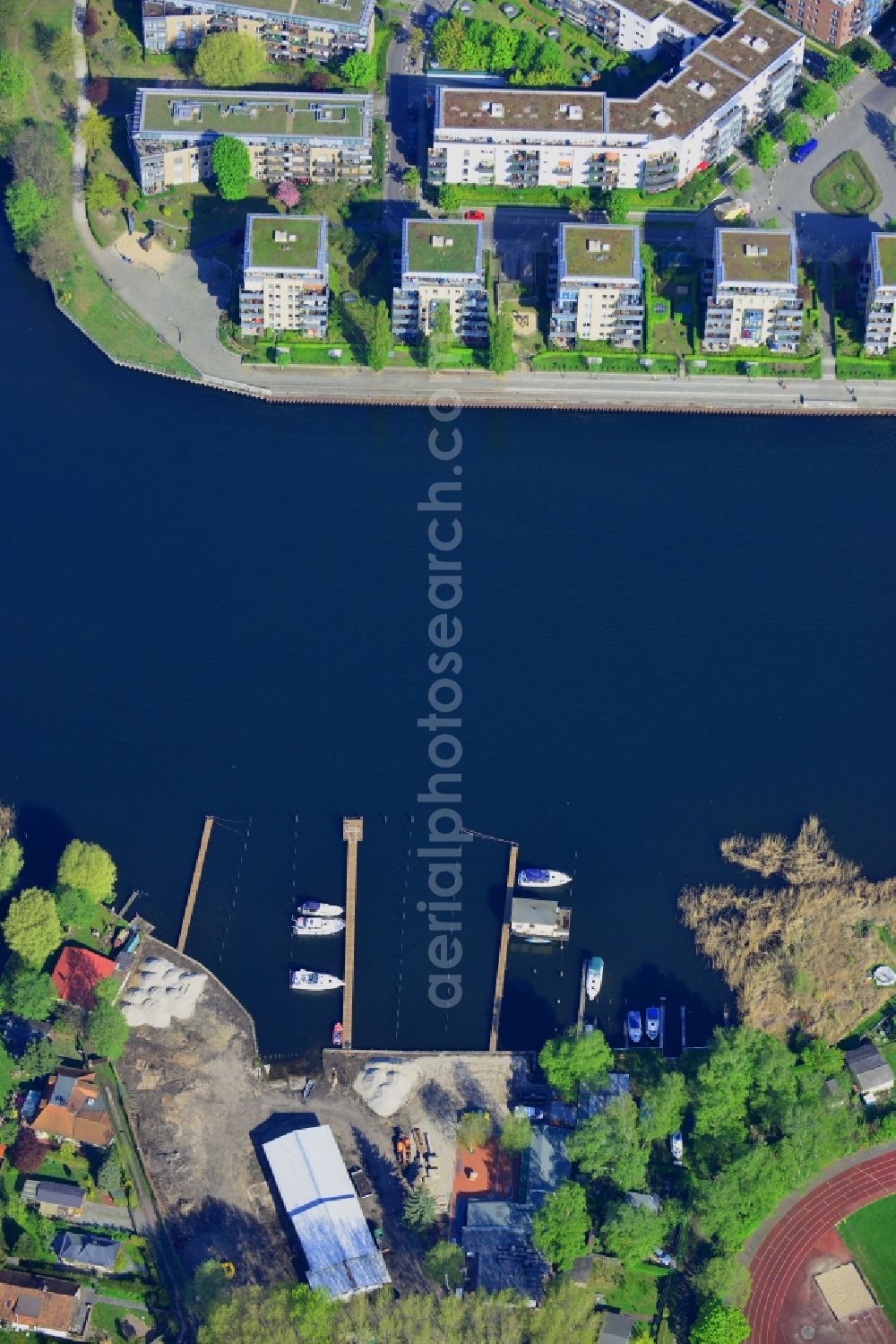 Aerial photograph Berlin - Pleasure boat marina with docks and moorings on the shore area in Berlin in Germany