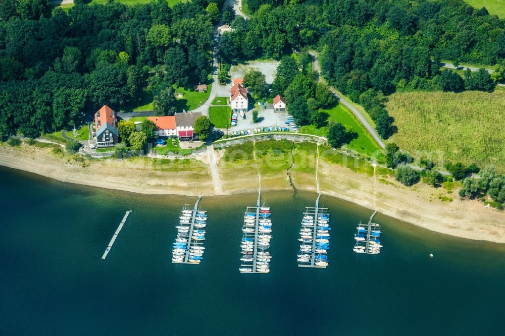 Aerial photograph Körbecke - Pleasure boat marina with docks and moorings on the shore area of Moehnesee in Koerbecke in the state North Rhine-Westphalia, Germany