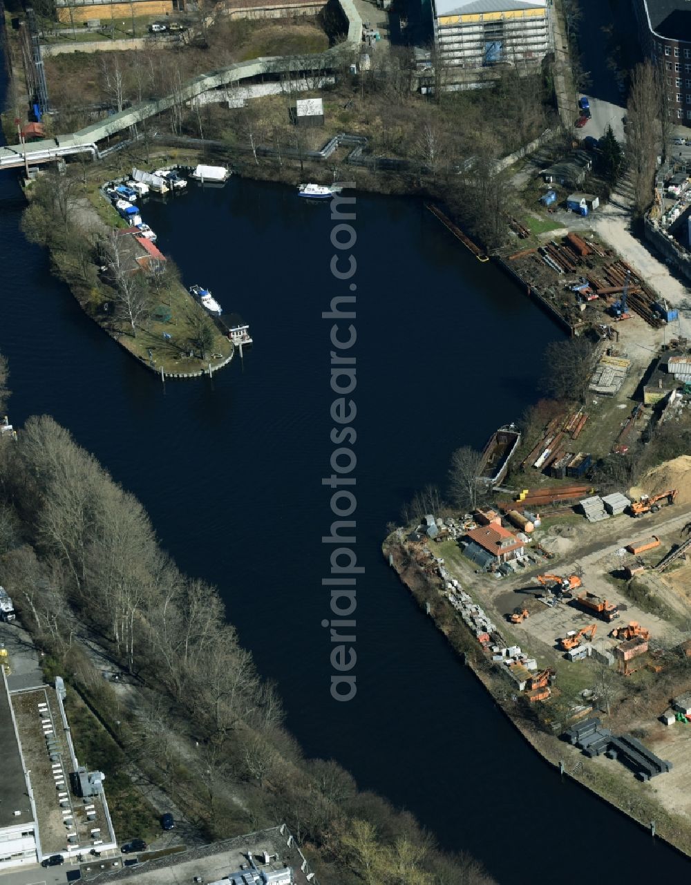 Aerial photograph Berlin - Pleasure boat marina with docks and moorings on the shore area Motor-Rennboot-Club Berlin e.V. on Teltowkanalstrasse in Berlin in Germany