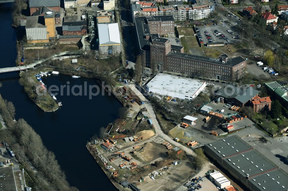 Berlin from above - Pleasure boat marina with docks and moorings on the shore area Motor-Rennboot-Club Berlin e.V. on Teltowkanalstrasse in Berlin in Germany