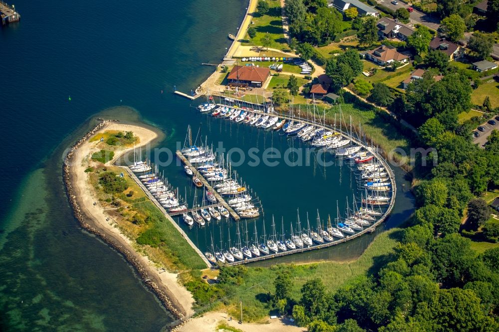 Aerial photograph Neustadt in Holstein - Pleasure boat marina with docks and moorings on the shore area in Neustadt in Holstein in the state Schleswig-Holstein