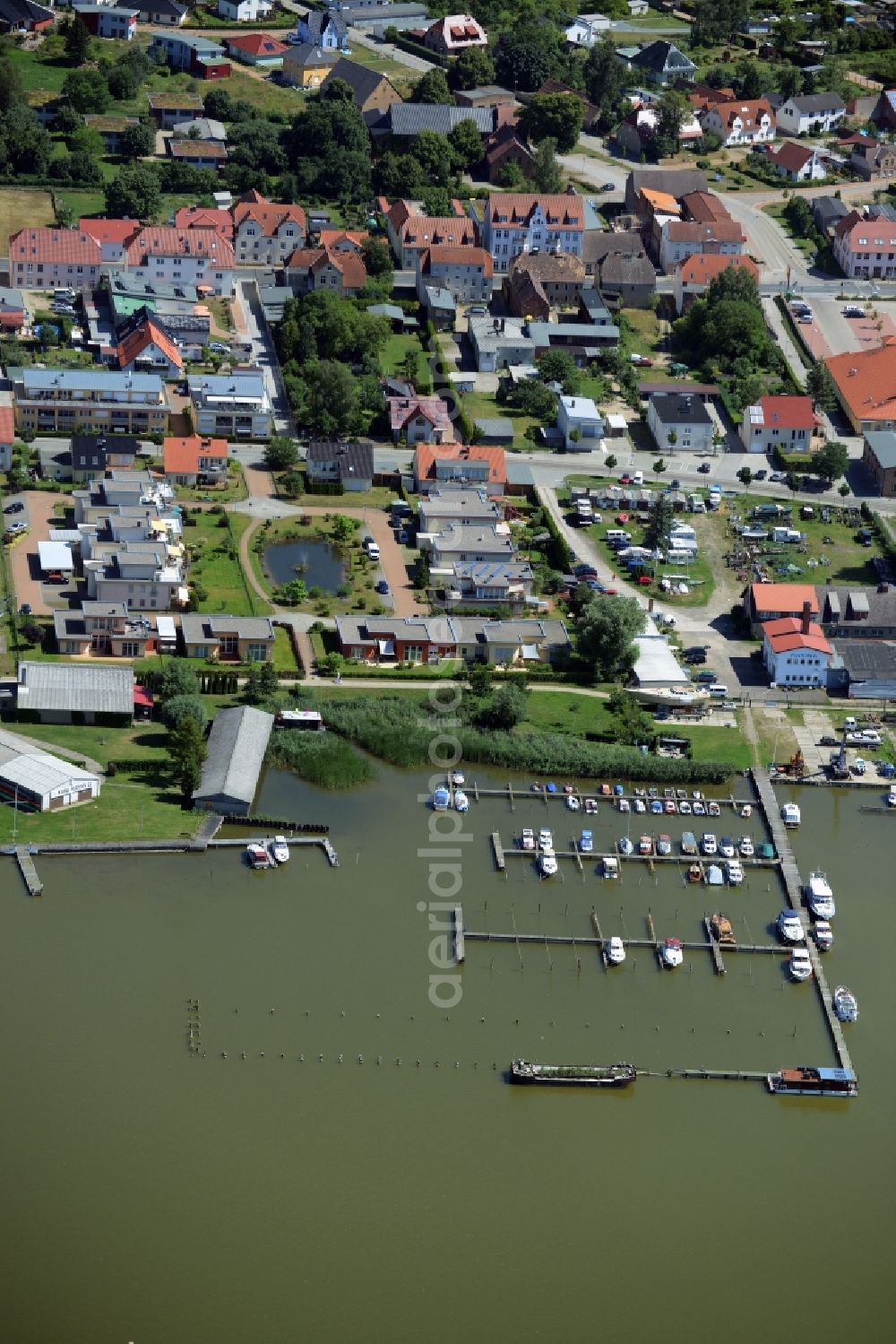 Aerial photograph Neustrelitz - Pleasure boat marina with docks and moorings on the shore area in Neustrelitz in the state Mecklenburg - Western Pomerania