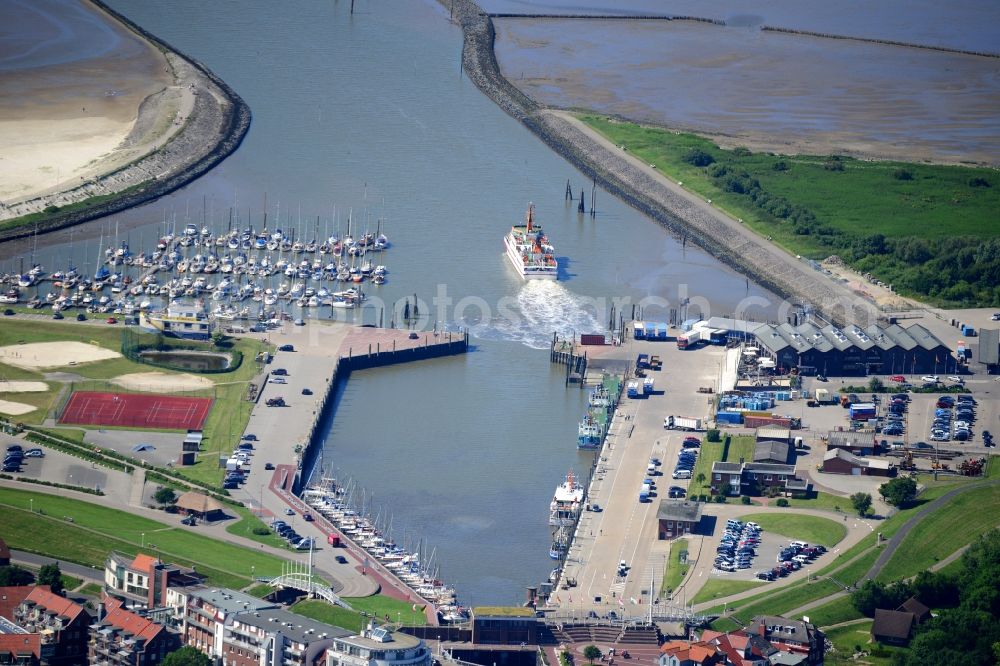 Aerial photograph Esens - Pleasure boat marina with docks and moorings on the shore area of the north sea with nearby beach and the thermal spring Nordseetherme Bensersiel in Bensersiel in the state Lower Saxony