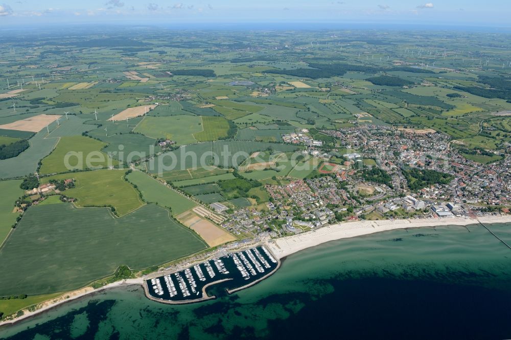 Aerial photograph Grömitz - Pleasure boat marina with docks and moorings on the shore area of North Sea in Groemitz in the state Schleswig-Holstein