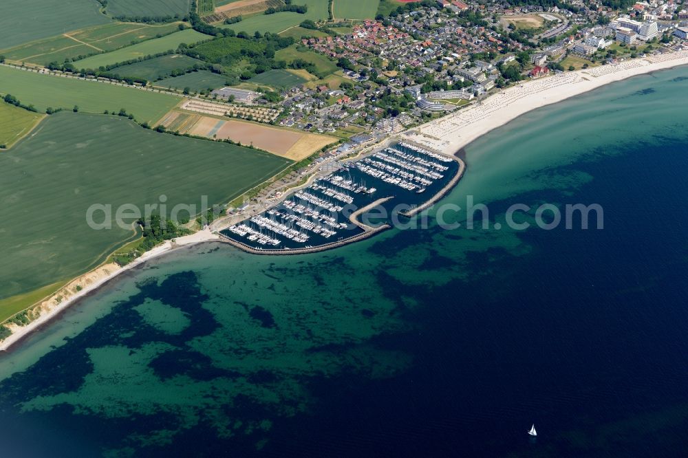 Aerial photograph Grömitz - Pleasure boat marina with docks and moorings on the shore area of North Sea in Groemitz in the state Schleswig-Holstein