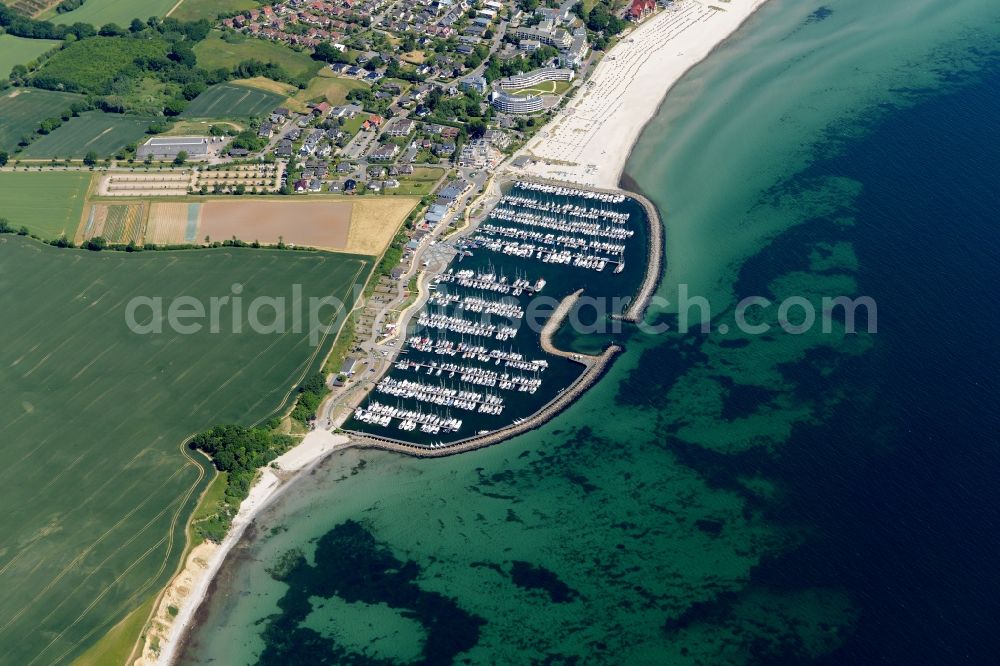 Aerial photograph Grömitz - Pleasure boat marina with docks and moorings on the shore area of North Sea in Groemitz in the state Schleswig-Holstein