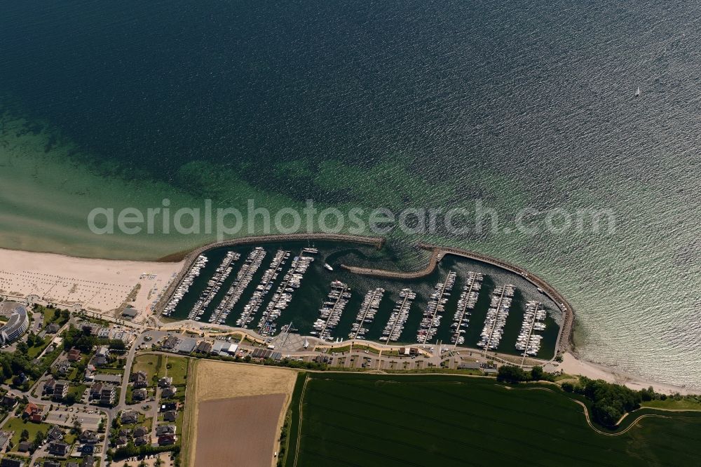 Grömitz from the bird's eye view: Pleasure boat marina with docks and moorings on the shore area of North Sea in Groemitz in the state Schleswig-Holstein